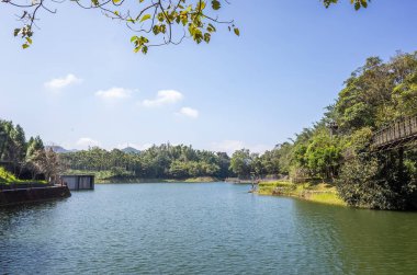 Toushe Reservoir, Nantou, Tayvan 'da asma köprüsü olan göl manzarası