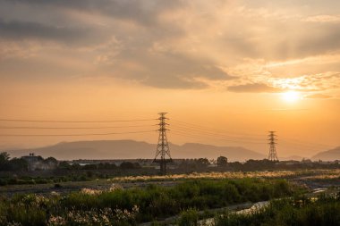 Puli kasabası, Nantou, Tayvan 'da renkli gökyüzü altında elektronik kulesi olan şehir batımı manzarası