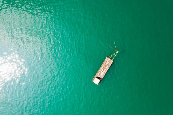 台湾南投県日月潭の水面に浮かぶ漁船の空中風景 — ストック写真