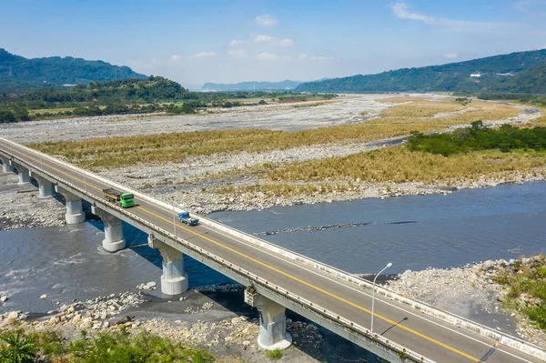 Ponte Sobre Rio Com Miscanthus Dourado Sob Céu — Fotografia de Stock