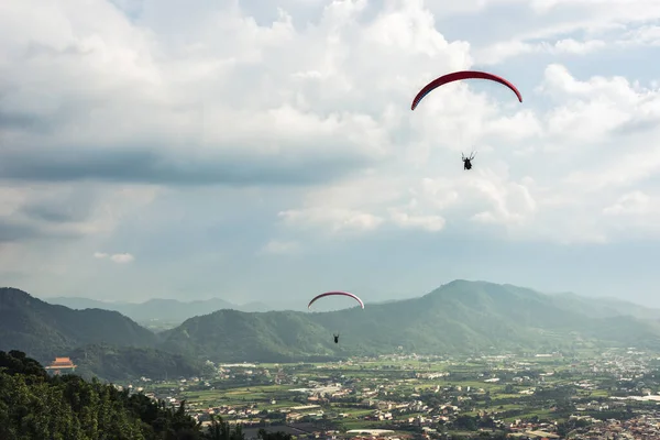 Parapendio Colorato Sopra Cielo Blu Con Nuvole Bianche Città Puli — Foto Stock