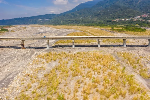 Puente Sobre Río Con Miscanthus Dorado Bajo Cielo —  Fotos de Stock