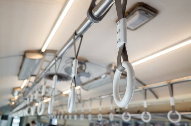 Tavanda ayakta duran yolcu için beyaz saplı