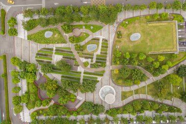 Şehirdeki bir parkın havadan görünüşü