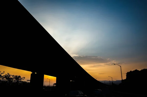 Cenário Pôr Sol Silhueta Ponte Estrada Cidade — Fotografia de Stock