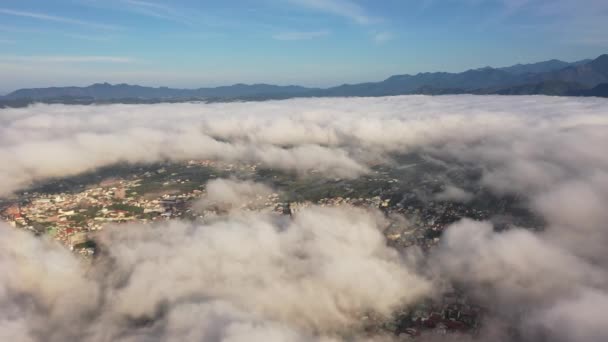 雲のあるプリの街並みの空中風景 — ストック動画
