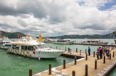 Nantou, Tayvan - 30 Mayıs 2019: Sun Moon Gölü, Nantou, Tayvan 'daki Xuanguang tapınak iskelesinde turistler ve botlar