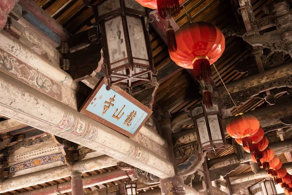2019年8月7日台湾 彰化県鹿港市にある有名な古龍山寺の赤い提灯 — ストック写真