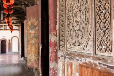Lukang, Tayvan - 7 Ağustos 2019: Tayvan 'ın Changhua ilçesindeki Lukang kasabasındaki güzel antik ve ünlü eski Lung-Shan tapınağı