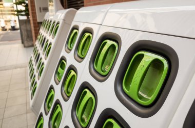 Taipei, Tayvan - 17 Ağustos 2019: Taipei, Tayvan, Asya 'daki caddede bulunan Tayvan merkezli elektronik motorsiklet bataryalarının şarj istasyonu