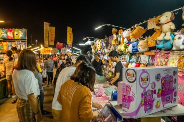 Puli, Tayvan - 10 Ekim 2019: İnsanların yürüdüğü ve alışveriş yaptığı ünlü tatil gecesi pazarı Puli kasabası, Nantou, Tayvan