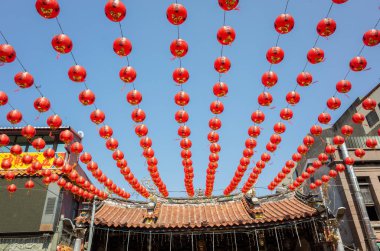 Lukang, Tayvan - 18 Ekim 2019: Changhua, Tayvan 'daki Cheng Huang Tapınağında kırmızı fenerler asılı