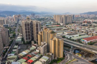 Banqiao, Tayvan - 20 Ekim 2019: Banqiao, New Taipei City, Tayvan ile sabah manzarası