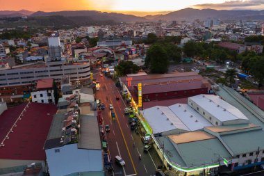 Puli, Tayvan - 11 Temmuz 2020: Nantou, Tayvan, Asya 'daki Puli kasabasının gün batımı şehir manzarası