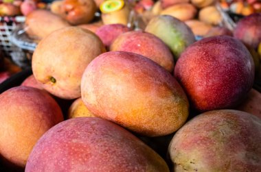 Tayvan 'daki geleneksel pazar yerinde bir sepet dolusu mango meyvesi.