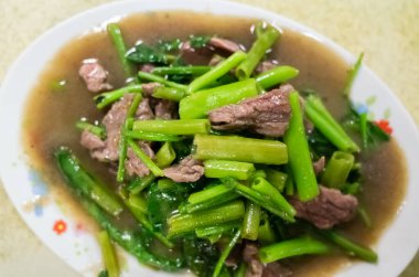 Tayvan usulü biftek ve restoranda bir tabakta ıspanak.