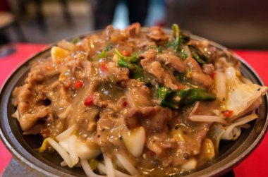 Tayvan 'da sıcak bir yemek üzerine Moğol barbeküsü.