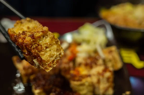 台湾有名的臭豆腐小吃摆在桌上 — 图库照片