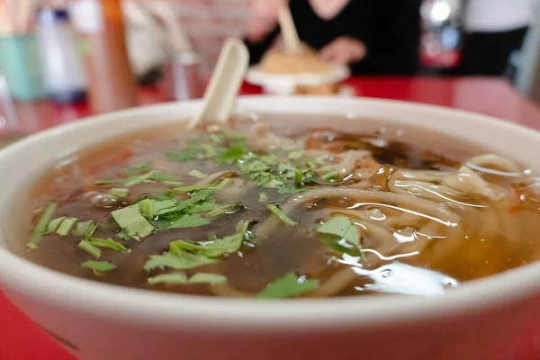 台湾の太めのスープ麺にスターチコーティングされた豚肉 — ストック写真
