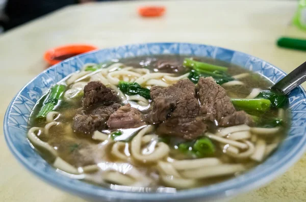 台湾で明確な煮込み牛肉麺スープを食べる — ストック写真