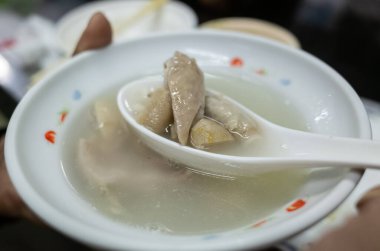 Meşhur Dört-Bitki Çorbası dört bitkisel malzeme ve domuz göbeği ya da ince bağırsaktan yapılan bir çorbadır.