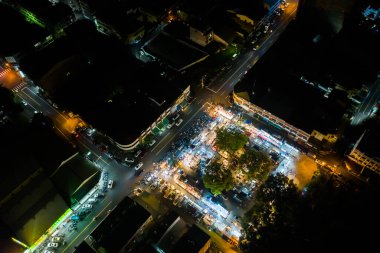 Nantou, Tayvan - 11 Eylül 2019: Puli kasabası, Nantou, Tayvan 'daki Shuren gece pazarının hava görüntüsü