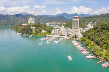 Nantou, Tayvan - 9 Eylül 2019: Nantou, Tayvan 'daki Güneş Ay Gölü' ndeki Shuishe iskelesinin havadan görüntüsü