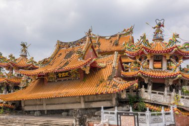Nantou, Jiji, Tayvan - 14 Eylül 2019: 21 Eylül 1999 depreminde Wuchanggong Tapınağı 'nın havadan görünüşü