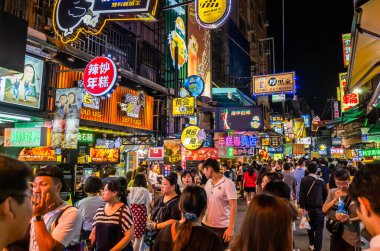 Taichung, Tayvan - 13 Eylül 2019: Fengchia gece pazarı turistler ve yerel halk arasında popülerdi, Taichung City, Tayvan