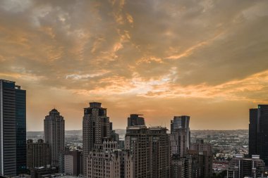 Taichung, Tayvan - 27 Eylül 2019: Tayvan, Asya 'da Taichung şehrinde gökdelenleri ve binaları olan şehir manzarası