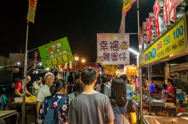 Puli, Tayvan - 10 Ekim 2019: İnsanların yürüdüğü ve alışveriş yaptığı ünlü tatil gecesi pazarı Puli kasabası, Nantou, Tayvan