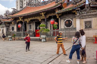 Taipei, Tayvan - 20 Ekim 2019: Taipei, Tayvan 'daki Lungshan Tapınağı' nın ünlü eğlencesi