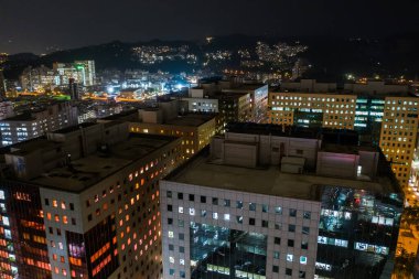 New Taipei, Tayvan - 14 Kasım 2019: Zhonghe, New Taipei City, Tayvan 'daki gökdelenler ve binalarla gece sahnesi