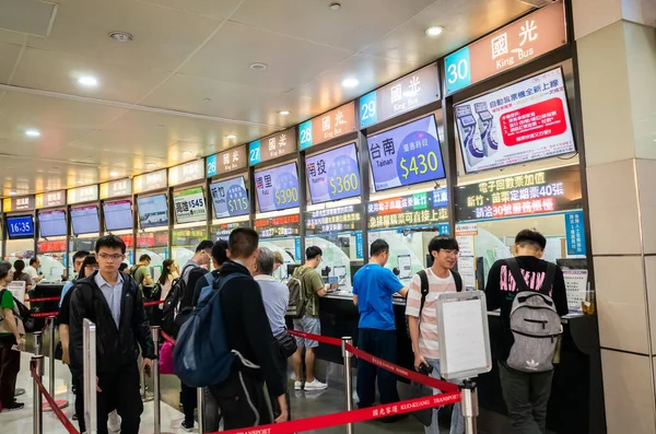 Taipei Taiwan Juni 2019 Menschen Mit Taipei Fernbusbahnhof Gebäude Taipei — Stockfoto