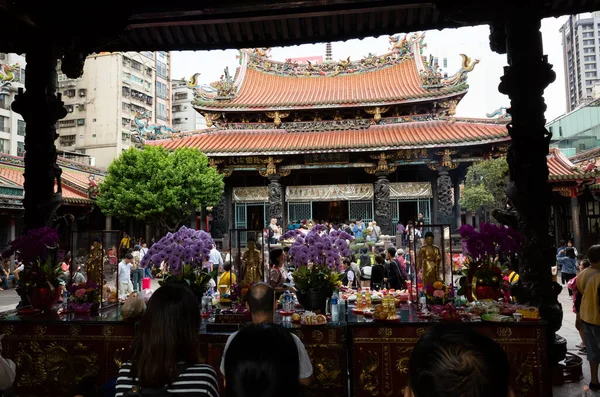 Taipei Taiwan Outubro 2019 Pessoas Orando Templo Lungshan Taipei Taiwan — Fotografia de Stock