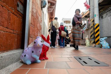 Tainan City, Tayvan - 3 Şubat 2020: Çin Yeni Yılı sırasında Tayvan, Yanshui 'de kalabalıkla tavşan heykeli süslemesi