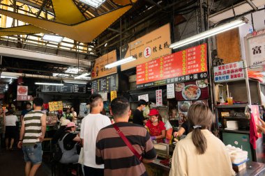 Taichung, Tayvan - 19 Temmuz 2020: Taichung ikinci kamusal pazar yeri, Tayvan, Asya 'da lezzetli atıştırmalıkların bulunduğu ünlü yer