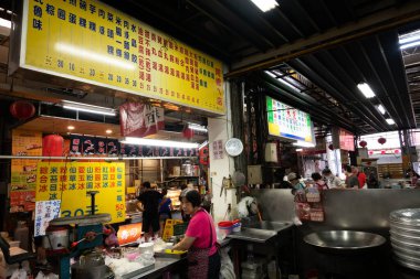 Taichung, Tayvan - 19 Temmuz 2020: Taichung ikinci kamusal pazar yeri, Tayvan, Asya 'da lezzetli atıştırmalıkların bulunduğu ünlü yer