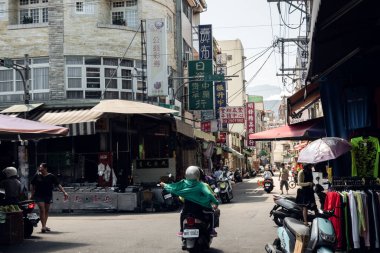 Nantou, Tayvan - 21 Temmuz 2020: İnsanlar Puli kasabası, Nantou, Tayvan 'daki geleneksel pazarda yürüyüp alışveriş yapıyorlar