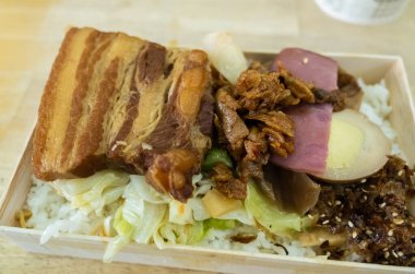 Tayvan usulü abur cubur, soya yahnisi ve pilav.