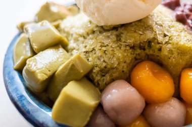 Tayvan 'da rengarenk tatlılarla buzlu dondurma yemek, Tayvan' da ünlü aperatifler.