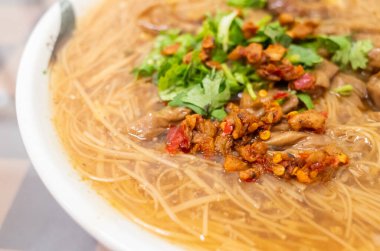 Tayvan usulü ince erişte ve domuz bağırsağı yemek.