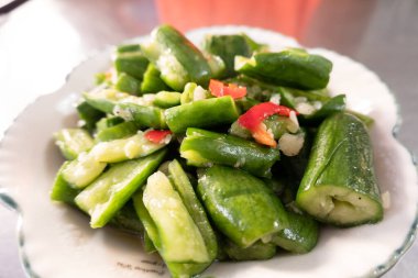 Restoranda bir tabakta Tayvan usulü salatalık turşusu