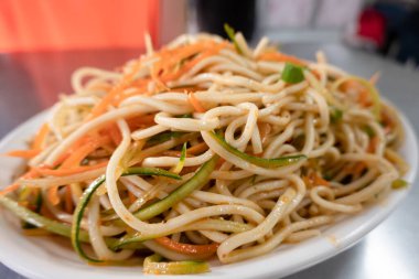 Küçük bir restoranda Tayvan usulü soğuk erişte.