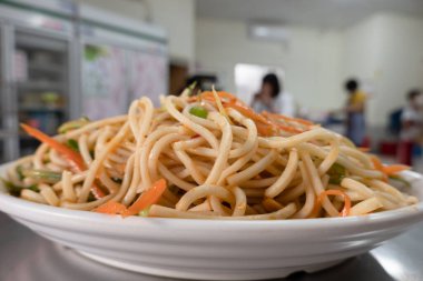 Küçük bir restoranda Tayvan usulü soğuk erişte.