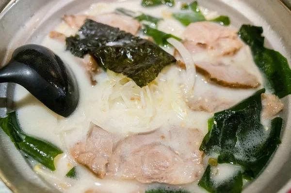 Mulher Comer Uma Tigela Ramen Tonkotsu Restaurante — Fotografia de Stock