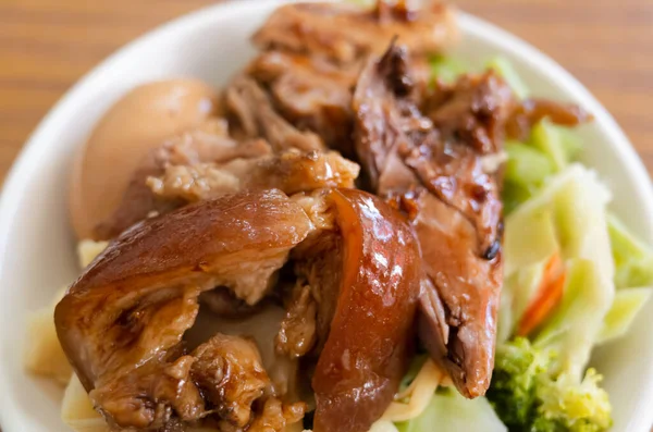 台湾料理の豚ナックルライスをテーブルの上のボウルに入れ — ストック写真