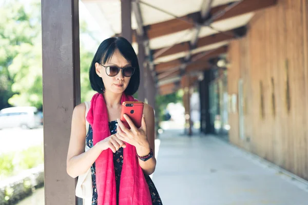 Mujer Usando Teléfono Celular Pasillo Estación —  Fotos de Stock