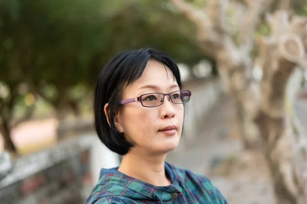 Porträtt Asiatisk Mogen Kvinna Gatan — Stockfoto