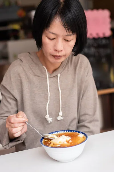Asian Woman Eat Tofu Pudding Store — Stock Photo, Image